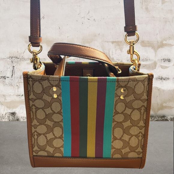 Coach Dempsey Tote 22 In Signature Jacquard With Stripe And Coach Patch - Picture 4 of 9